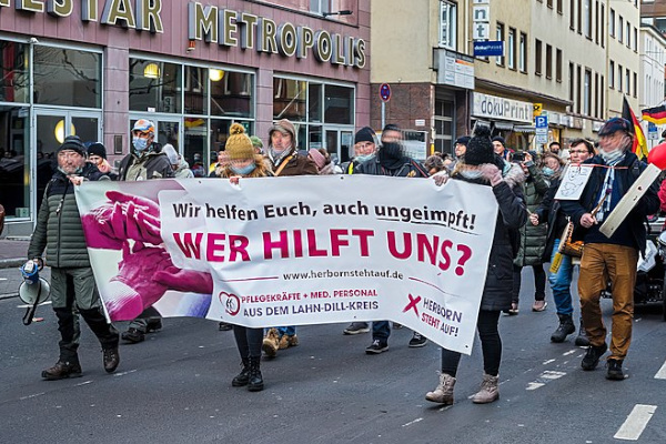 Demonstrationszug gegen die Corona-Maßnahmen in Frankfurt am Main.