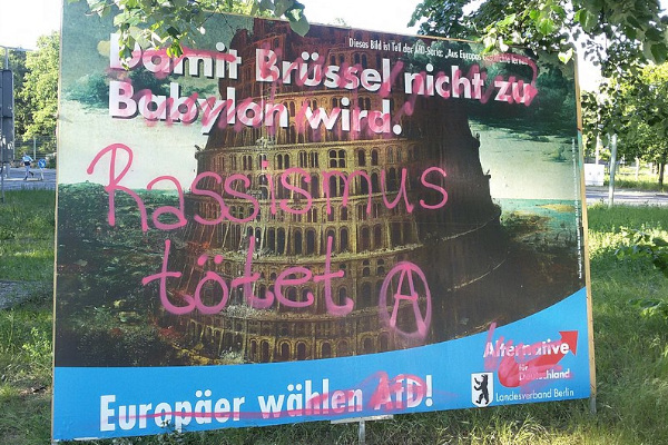 Beschmiertes AfD-Plakat.
