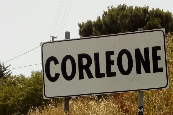 Corleone-Schild am Ortseingang
