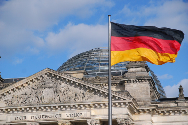 Deutschland-Flagge vor Reichstag