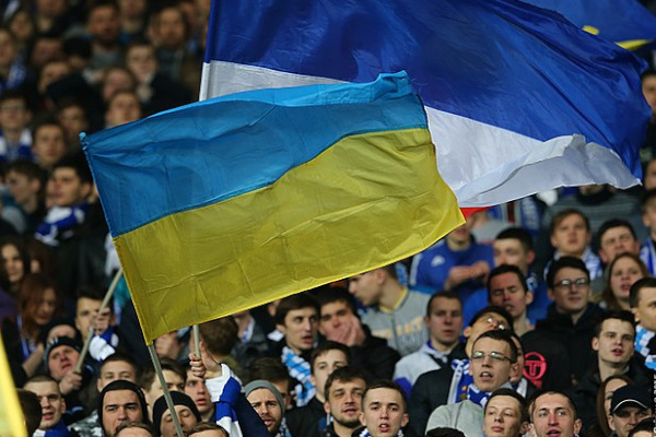 Ukrainische Fans mit Flagge